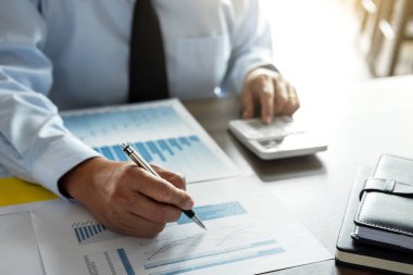 Erkek muhasebeci hesaplamalar ve mali grafik verilerini çözümleme 