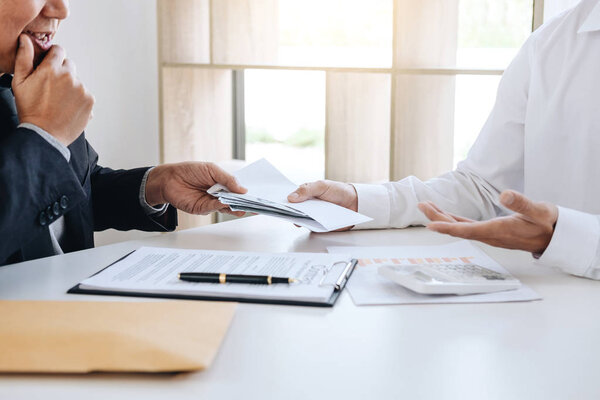 Концепция взяточничества и коррупции, взятка в виде долларовой купюры
