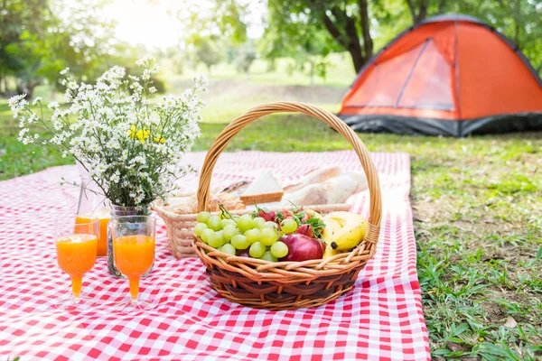 Alimentos e acessórios saudáveis ao ar livre verão ou piquenique de primavera, Pi — Fotografia de Stock