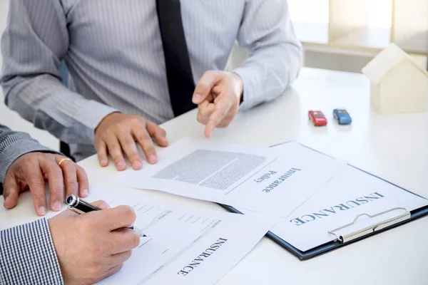 Araba ve ev sigorta kavramı, broker Ajan sunulması ve olumsuz