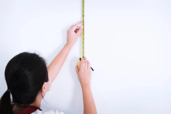 Çalışma, kadın ressam duvar kontrol ölçü bandı ile iç — Stok fotoğraf