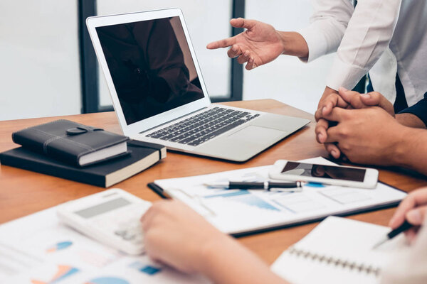 Коллеги по бизнесу встретились на конференции
