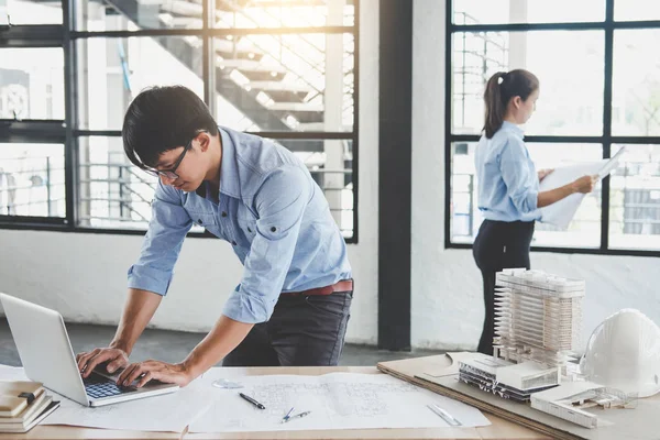 İnşaat mühendisi veya mimar toplantı olarak için kavramı