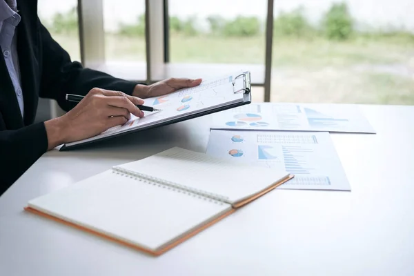 Concepção de Financiamento de Empresas Contabilidade Bancária, mulher de negócios nos — Fotografia de Stock