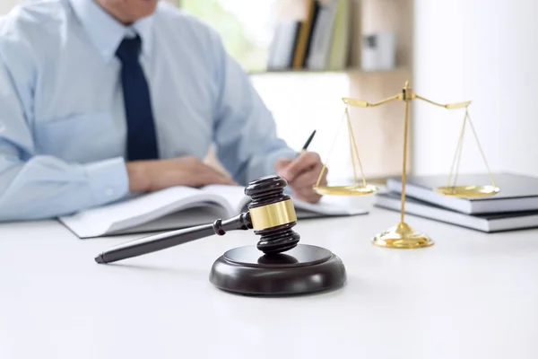 Richterschwamm mit der Waage der Gerechtigkeit, männliche Rechtsanwälte arbeiten mit — Stockfoto