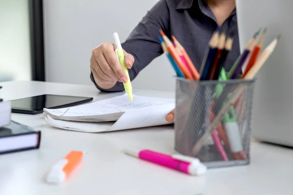 Imágenes del estudio de las manos de los estudiantes escribiendo en el libro durante la conferencia — Foto de Stock