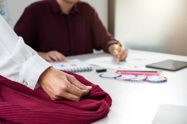 İki genç profesyonel moda tasarımcısı meslektaşları çalışma ve p