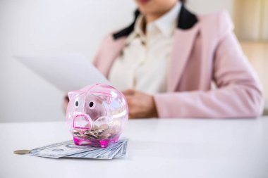 Kumbara para koyarak iş kadını için rapor yazma 