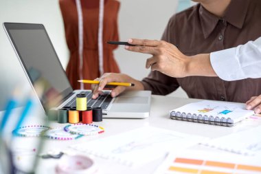 Moda des çalışan iki profesyonel şık moda tasarımcısı