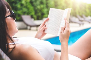 Yaz eğlenceli tatil, mutlu güzel kadın rahatlatıcı güneşlenmek n