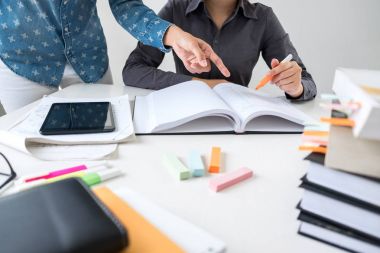 Disappointed, genç öğrenciler kampüs ya da sınıf görüntüler Yardım