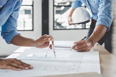 Mimar veya mühendis blueprint toplantı için çalışma 