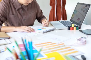 Şık moda tasarımcısı moda tasarımcıları tedbir olarak çalışma