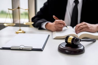 Tokmak ile Adalet avukatlar, işadamı takım elbise veya avukat yargıç. 