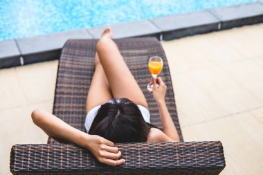 Yaz eğlenceli tatil, mutlu güzel kadın rahatlatıcı güneşlenmek n