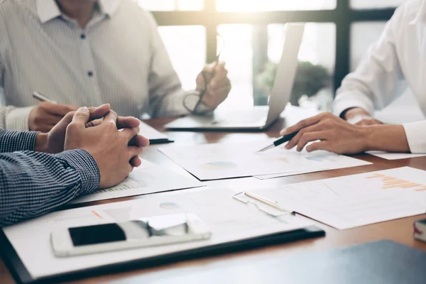 Los colegas del equipo de negocios se reúnen con profesionales de la conferencia — Foto de Stock