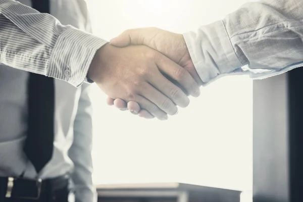 Handskakning efter gott samarbete, två affärsman handslag afte — Stockfoto