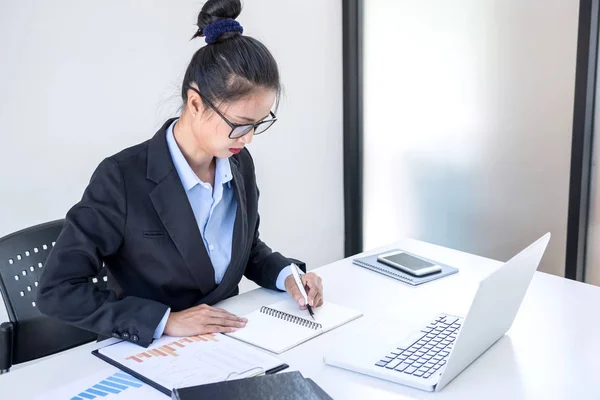 Perempuan cerdas pengusaha bekerja pada laptop sementara analisi — Stok Foto
