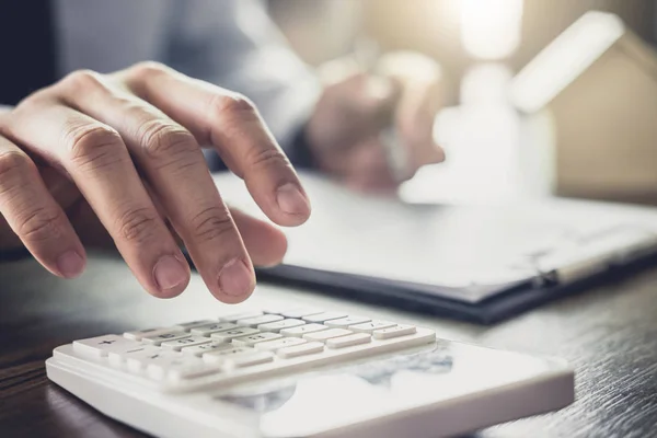 Geschäftsmann oder Anwalt Buchhalter arbeiten Finanzinvestitionen auf — Stockfoto