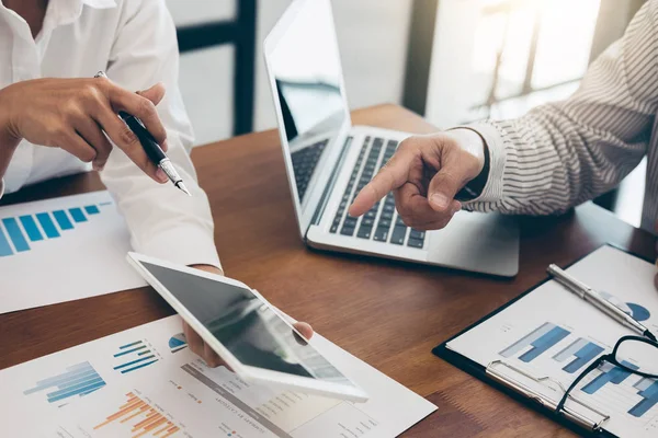 I colleghi del team aziendale si riuniscono per conferenze professionali — Foto Stock