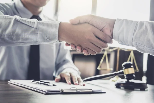 Stretta di mano dopo una buona cooperazione, Business man handshake diritto maschile — Foto Stock