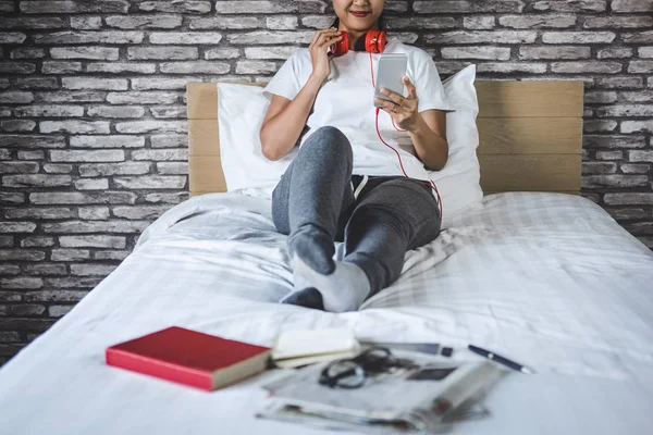 Jonge vrouw veel plezier op slaapkamer in het genieten van luister de muziek wit — Stockfoto