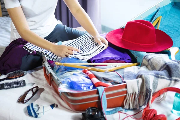Resor och semester koncept, lycka ung kvinna packning en hel — Stockfoto