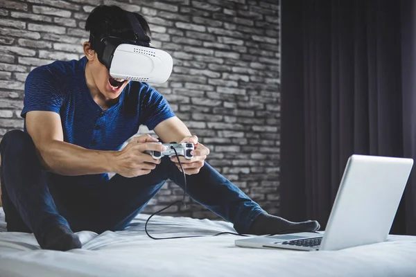 Jovem se divertir no quarto no fone de ouvido realidade virtual ou 3d g — Fotografia de Stock