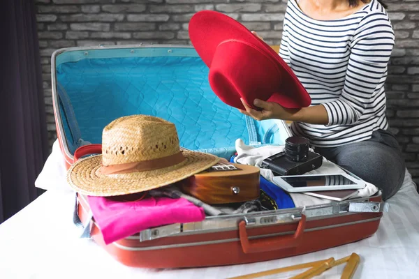 Travel and vacation concept, happiness woman packing stuff and a — Stock Photo, Image