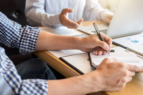 Reunión del grupo Startup Business People, Jóvenes compañeros de trabajo creativos — Foto de Stock