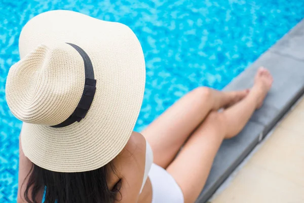 Diversión de verano en vacaciones, Feliz hermosa mujer estilo de vida relajante — Foto de Stock