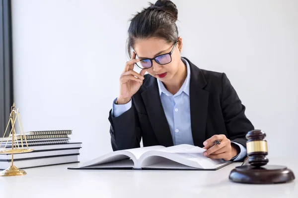 Diritto legale, consulenza e concetto di giustizia, Diritto professionale femminile — Foto Stock