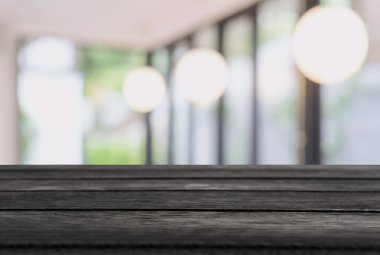 Boş ahşap masa ve bulanık arka plan önünde o soyut