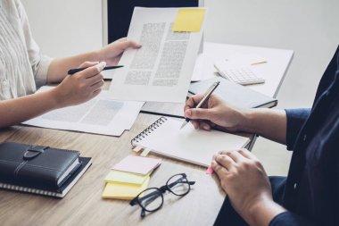 Genç öğrenciler kampüs veya sınıf arkadaşlarıyla f eğitim yardımcı olur arkadaş