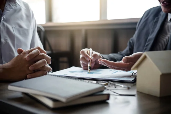 Onroerend goed makelaar vertegenwoordiger wordt van de analyse en de beslissing — Stockfoto