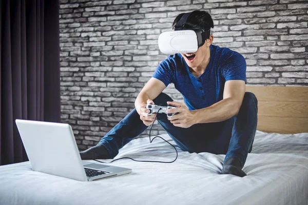 Jovem se divertir no quarto no fone de ouvido realidade virtual ou 3d g — Fotografia de Stock