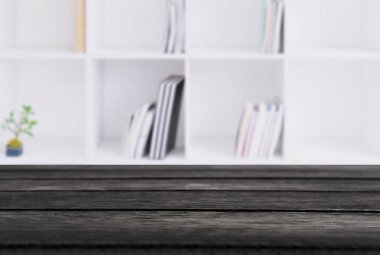 Seçilen odak boş siyah ahşap masa ve