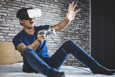 Sanal gerçeklik kulaklık veya 3d gözlük video oynarken genç adam