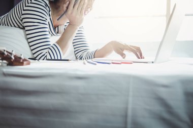 Müzik çalarken zevk yatak odası genç mutluluk kadına bir