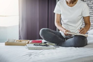 Genç kadın mutluluk üzerinde kitap, haber okuma zevk yatak odası