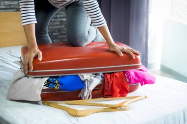 Seyahat ve tatil kavramı, mutluluk kadın şeyler ambalaj ve bir