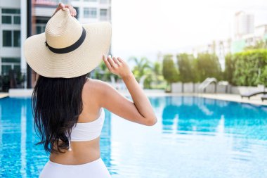Yaz eğlenceli tatil, mutlu güzel kadın yaşam tarzı dinlendirici 