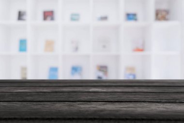 Seçilen odak boş siyah ahşap masa ve