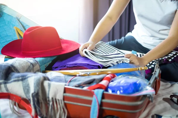 Resor och semester koncept, lycka kvinnan packa grejer och en — Stockfoto