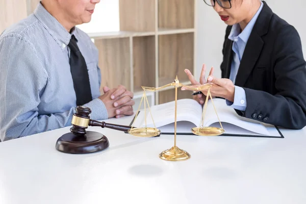 Vergadering met team gelet op law firm, overleg tussen een fem — Stockfoto
