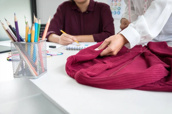 Dos jóvenes modista o colegas de diseño que trabajan y discuten si — Foto de Stock