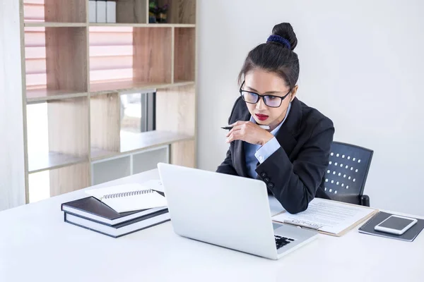 Mujer inteligente mujer de negocios que trabaja en el ordenador portátil, mientras que analysi — Foto de Stock