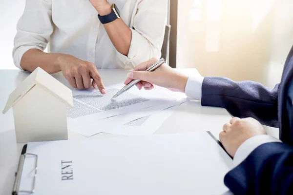 Real estate broker bostads-agenten att vara analys och göra t — Stockfoto