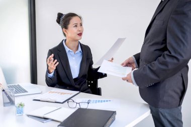 Ekip çalışması işlem, Toplantı ve n için tartışırken iş ortakları