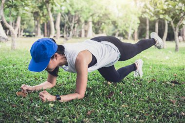 Genç kadın üzerinde dışında planking yapmaya egzersiz fitness egzersiz
